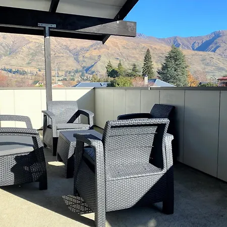 Renovated Wanaka Classic With Lake Views